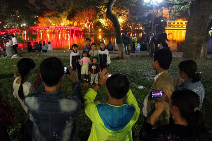 Hà[-]Nội:[-]Rác[-]tràn[-]ra[-]đường[-]phố[-]đi[-]bộ[-]"hậu"[-]đón[-]Noel